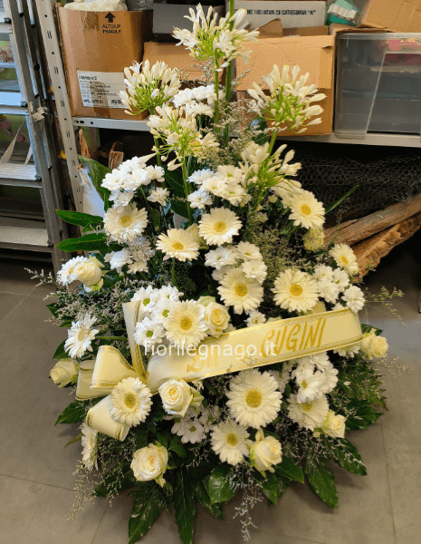 Composizione funebre sui toni del bianco